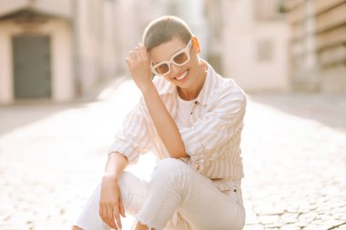 Şehirde şık bir genç kadın. Yaşam tarzı, moda, seyahat, turizm.