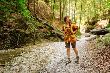 Dağ ovalarını keşfeden genç bir kadın. Macera, seyahat, turizm, yürüyüş ve insan konsepti.