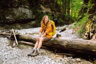 Dağ ovalarını keşfeden genç bir kadın. Macera, seyahat, turizm, yürüyüş ve insan konsepti.