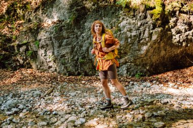 Dağ ovalarını keşfeden genç bir kadın. Macera, seyahat, turizm, yürüyüş ve insan konsepti.