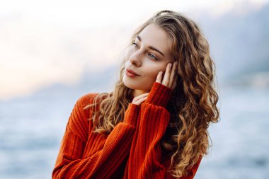 Denizin arka planında güzel bir kadının portresi. Kadın ve doğa. Seyahat, hafta sonu, rahatlama ve yaşam tarzı konsepti..