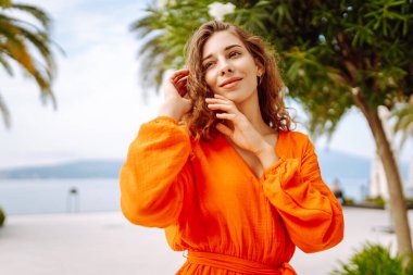 Genç ve güzel bir kadın Avrupa 'da mutlu bir şekilde gülümsüyor. Seyahat, moda, blog konsepti.