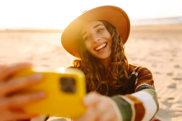 Waktu Selfie Wanita Muda Berpose Oleh Laut Saat Matahari Terbenam — Stok Foto