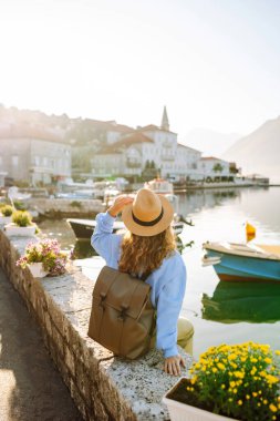 Genç bir kadın tatil boyunca manzaranın tadını çıkarıyor. Arkadan bak. Yaşam tarzı, seyahat, turizm, aktif yaşam.