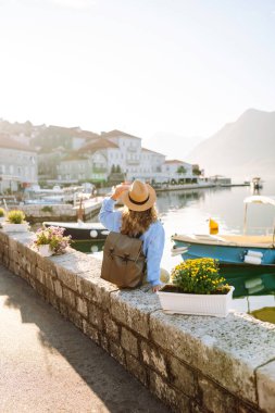 Genç bir kadın tatil boyunca manzaranın tadını çıkarıyor. Arkadan bak. Yaşam tarzı, seyahat, turizm, aktif yaşam.