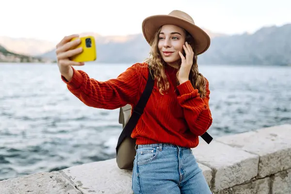 Wanita Bahagia Dengan Pakaian Musim Gugur Membuat Selfie Smartphone Luar — Stok Foto