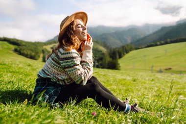 Sırt çantalı bir kadın turist dağlarda rahatça dolaşır. Gezgin doğanın tadını çıkarıyor. Maceralar.