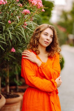 Genç ve güzel bir kadın bir turist kasabasının sokaklarında yürüyor. Seyahat ve turizm konsepti. Moda şehri fotoğrafı..