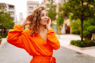 Genç ve güzel bir kadın bir turist kasabasının sokaklarında yürüyor. Seyahat ve turizm konsepti. Moda şehri fotoğrafı..