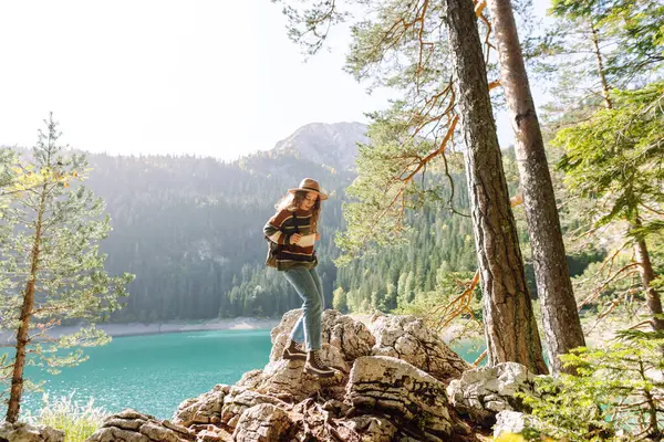 Wanita Bahagia Menikmati Pemandangan Danau Pegunungan Dalam Cuaca Cerah Konsep — Stok Foto