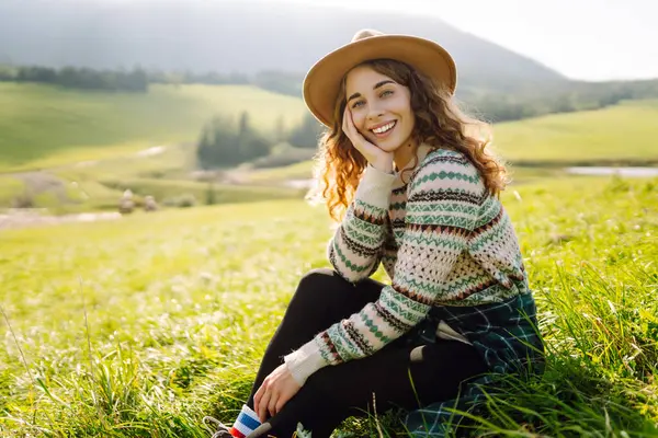Perempuan Turis Dalam Tas Ransel Topi Perjalanan Pegunungan Relaksasi Pengembara — Stok Foto
