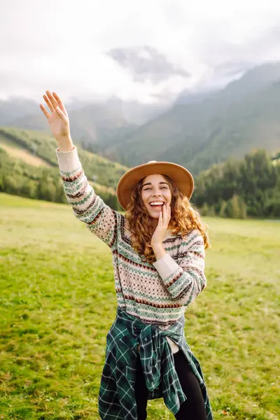 Perempuan Turis Dalam Tas Ransel Topi Perjalanan Pegunungan Relaksasi Pengembara — Stok Foto