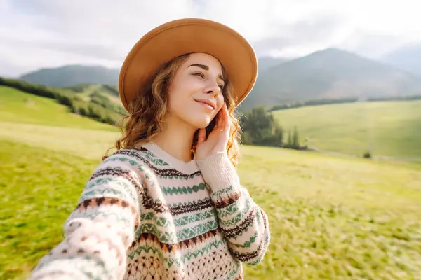 Wisatawan Wanita Yang Bahagia Sedang Melakukan Panggilan Video Selfie Atau — Stok Foto