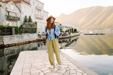 Mutlu turistler sokaklarda yürüyor ve şehrin mimarisinin tadını çıkarıyor. Yaşam tarzı, seyahat, turizm, aktif yaşam.