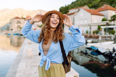 Mutlu turistler sokaklarda yürüyor ve şehrin mimarisinin tadını çıkarıyor. Yaşam tarzı, seyahat, turizm, aktif yaşam.