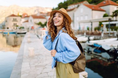 Mutlu turistler sokaklarda yürüyor ve şehrin mimarisinin tadını çıkarıyor. Yaşam tarzı, seyahat, turizm, aktif yaşam.