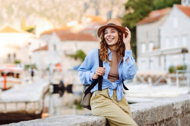 Mutlu turistler sokaklarda yürüyor ve şehrin mimarisinin tadını çıkarıyor. Yaşam tarzı, seyahat, turizm, aktif yaşam.