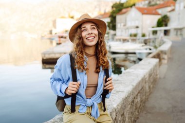 Mutlu turistler sokaklarda yürüyor ve şehrin mimarisinin tadını çıkarıyor. Yaşam tarzı, seyahat, turizm, aktif yaşam.