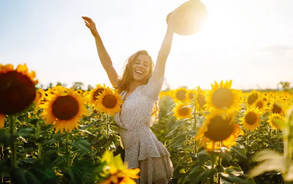 Wanita Muda Berjalan Melalui Bidang Bunga Matahari Mode Gaya Hidup — Stok Foto