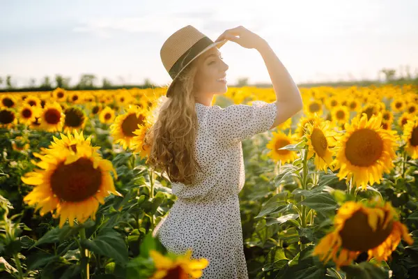 Wanita Muda Berjalan Melalui Bidang Bunga Matahari Mode Gaya Hidup — Stok Foto