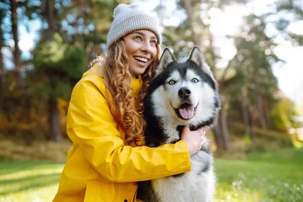 Woman Husky Breed Dog Smiles Affectionately Strokes Her Beloved Dog — ストック写真