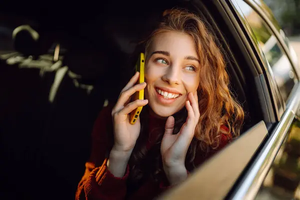 Wanita Bahagia Menggunakan Smartphone Sambil Duduk Kursi Belakang Mobil Wanita — Stok Foto