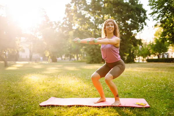 Wanita Fit Memiliki Pelatihan Melakukan Peregangan Taman Olahraga Kehidupan Aktif — Stok Foto