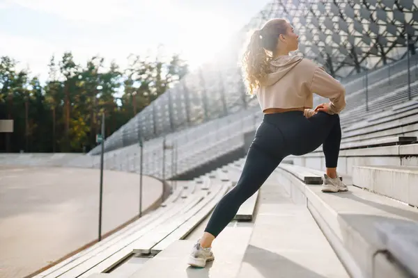 Mujer Joven Traje Deportivo Haciendo Ejercicios Aire Libre Mañana Deportes — Foto de Stock
