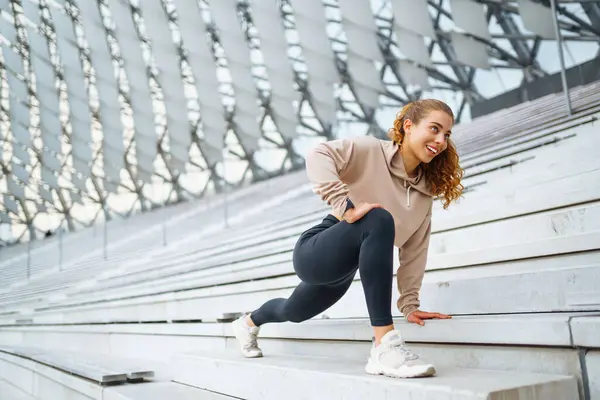 Mujer Joven Traje Deportivo Haciendo Ejercicios Aire Libre Mañana Deportes — Foto de Stock