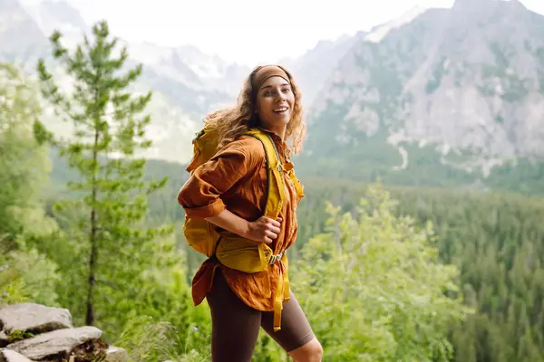 Wanita Muda Dengan Ransel Hiking Kuning Bepergian Sepanjang Jalur Hiking — Stok Foto