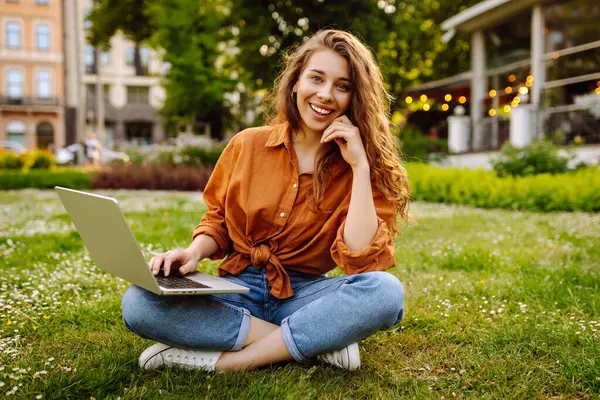 Wanita Keriting Muda Taman Dengan Laptop Rumput Hijau Pendidikan Online — Stok Foto