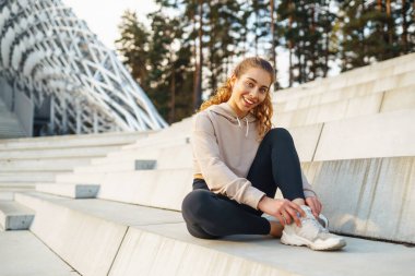 Atletik genç bayan sabahları dışarıda egzersiz yapıyor. Spor, aktif yaşam, spor eğitimi, sağlıklı yaşam tarzı..