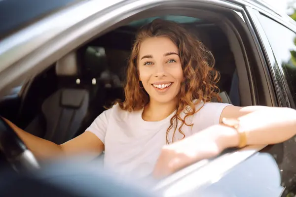 Potret Wanita Muda Mengendarai Mobil Dan Tersenyum Perjalanan Dengan Mobil — Stok Foto