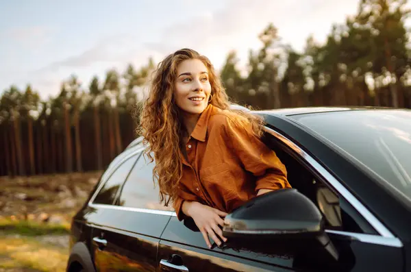 Wanita Muda Yang Beristirahat Bersandar Dari Jendela Mobil Saat Matahari — Stok Foto