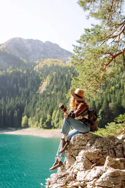 Wanita Petualang Merasa Bahagia Antara Gunung Gunung Yang Menakjubkan Hutan — Stok Foto