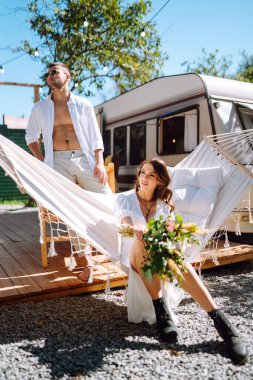 Yeni evliler şefkatle kucaklaşır, bir minibüste eğlenirler, karavanda kamp yaparlar. Evlilikten. Aşk.