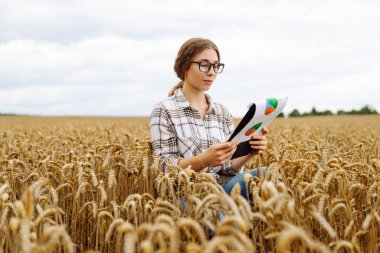 Genç çiftçi kaliteyi kontrol ediyor ve büyüme dinamiklerini sağlıyor. Tarım çiftliği.