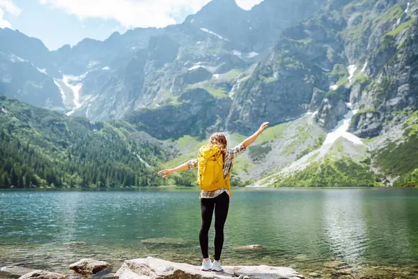 Wanita Bahagia Merasa Bahagia Antara Gunung Gunung Yang Menakjubkan Hutan — Stok Foto