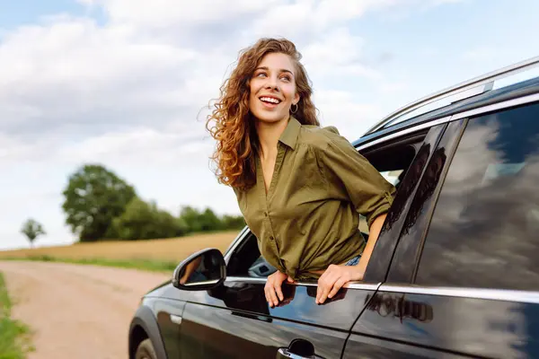 Wanita Cantik Beristirahat Dan Menikmati Perjalanan Keluar Dari Jendela Mobil — Stok Foto