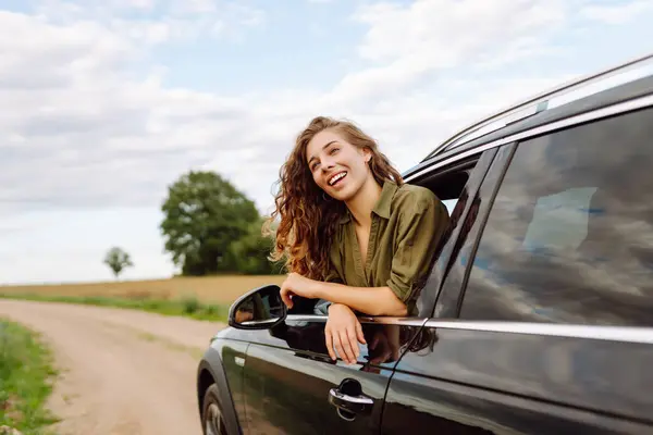 Wanita Cantik Beristirahat Dan Menikmati Perjalanan Keluar Dari Jendela Mobil — Stok Foto