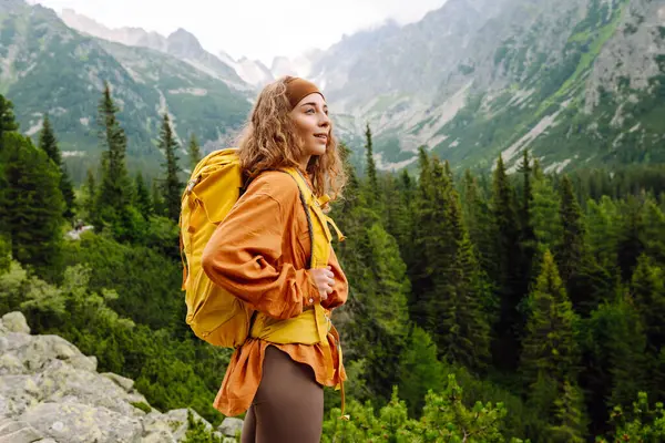 Wanita Wisatawan Menikmati Pemandangan Indah Pegunungan Pemandangan Indah Pegunungan Gaya — Stok Foto