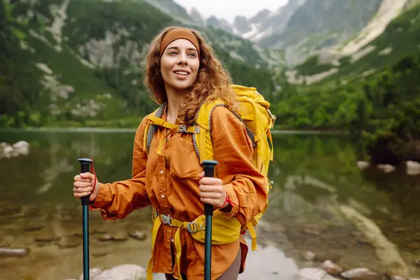 Wanita Wisatawan Berjalan Sepanjang Jalan Hiking Pegunungan Antara Hutan Dan — Stok Foto
