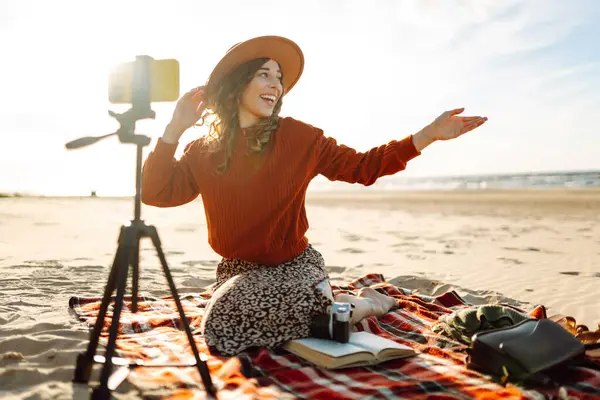 Narablog Perempuan Merekam Video Menggunakan Smartphone Pada Tripod Pantai Perjalanan — Stok Foto