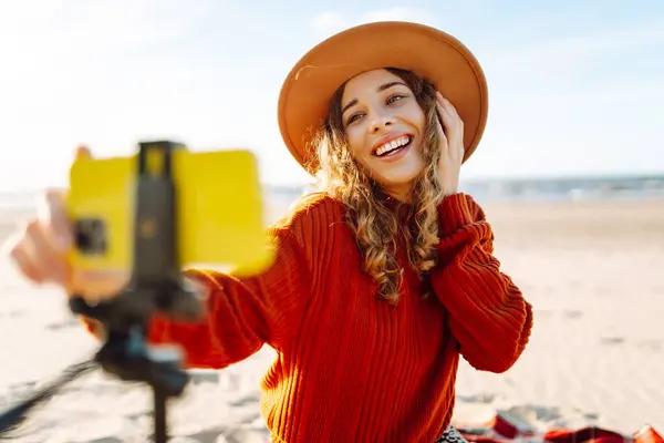 Narablog Perempuan Merekam Video Menggunakan Smartphone Pada Tripod Pantai Perjalanan — Stok Foto