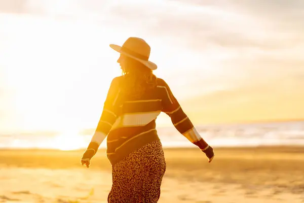 Wanita Muda Berjalan Sepanjang Laut Saat Matahari Terbenam Perjalanan Akhir — Stok Foto