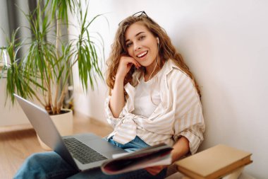 Güzel bir kadın evde dizüstü bilgisayar kullanıyor, sosyal ağda arkadaşlarıyla sohbet ediyor, hafta sonunu tembelce geçiriyor, film izliyor, internetten alışveriş yapıyor, e-posta yazıyor. Serbest, çevrimiçi kurs.