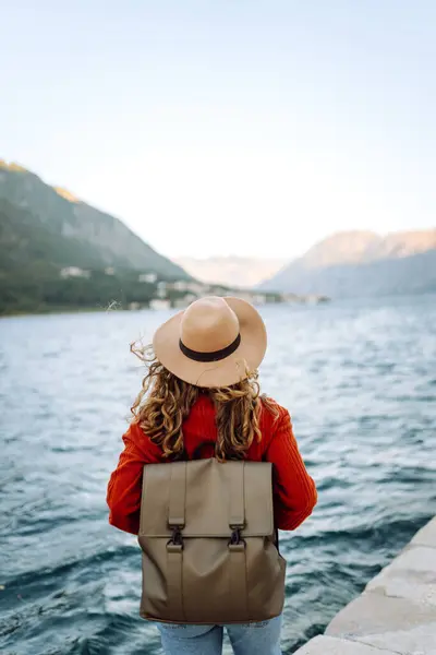 Wisatawan Wanita Muda Menikmati Pemandangan Danau Dan Pohon Yang Indah — Stok Foto