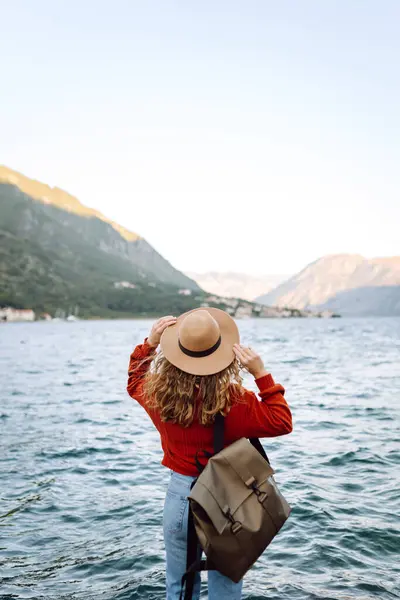 Jonge Vrouwelijke Toerist Geniet Van Het Uitzicht Het Prachtige Meer — Stockfoto
