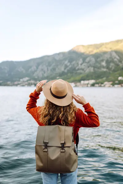 Jonge Vrouwelijke Toerist Geniet Van Het Uitzicht Het Prachtige Meer — Stockfoto