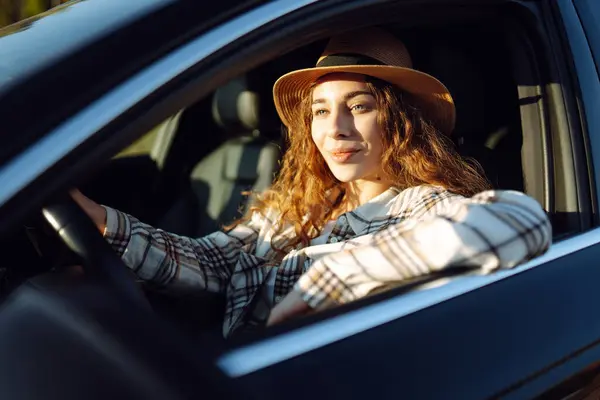 Sopir Wanita Potret Wanita Muda Mengendarai Mobil Perjalanan Dengan Mobil — Stok Foto